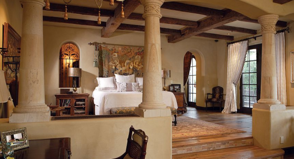 Villa dengan desain kamar tidur utama yang luas dan mewah